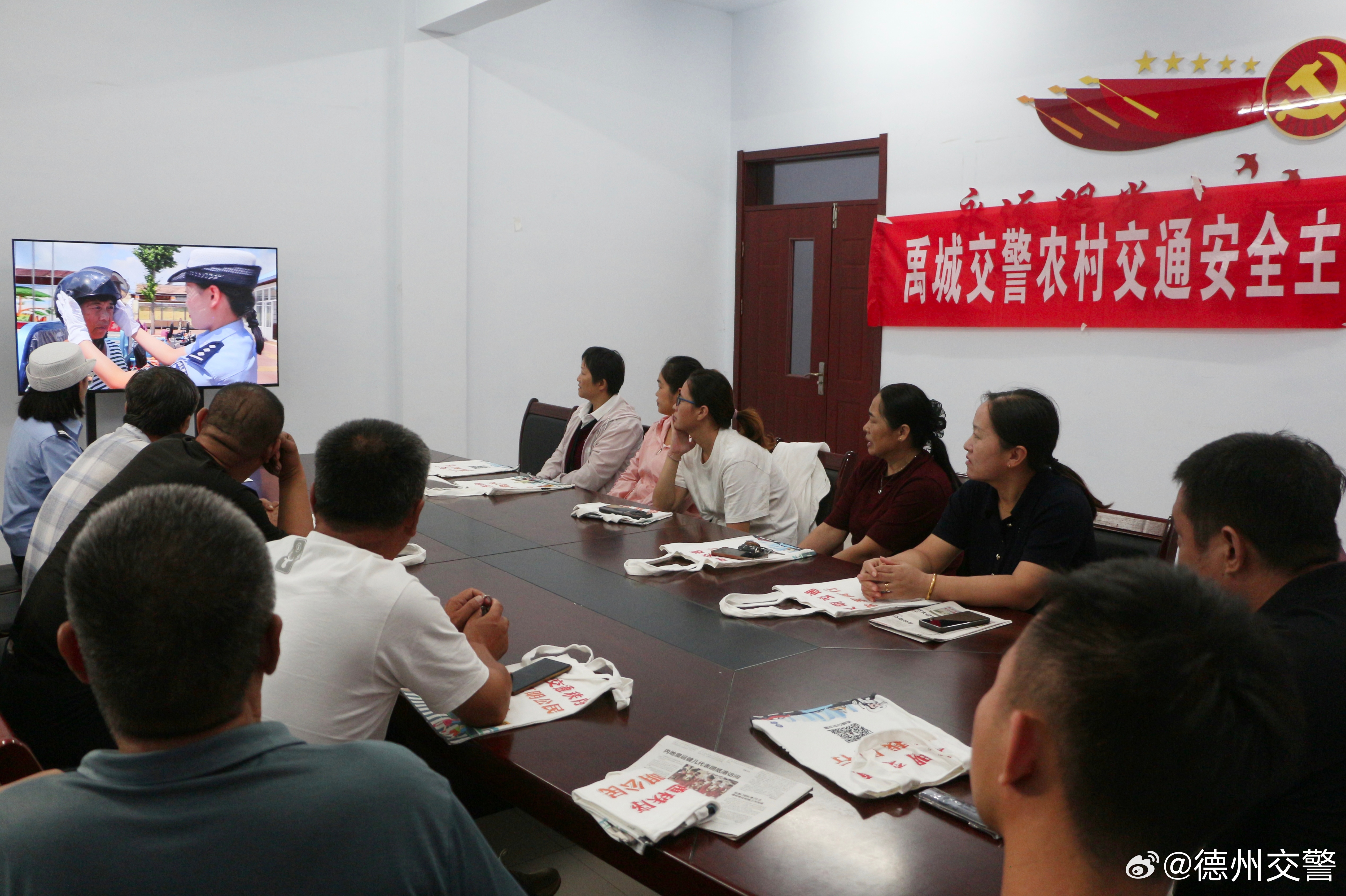 札细新村社区居委会，优化交通环境，提升居民出行体验新闻播报